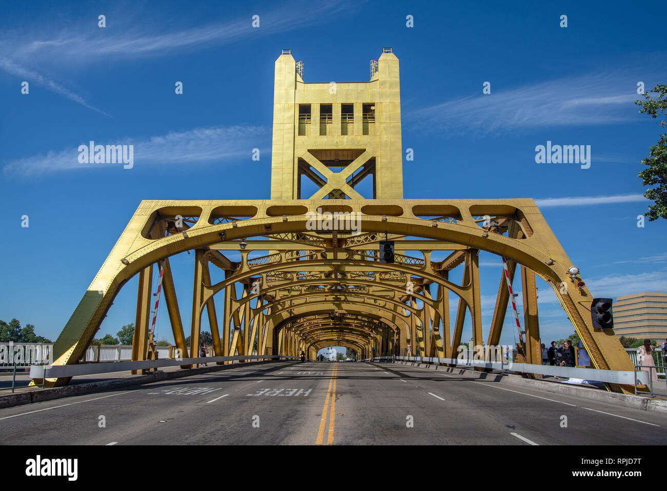 Il Tower bridge dipinto in colore oro prelevati dalla strada e mostrante simmetria della struttura a Sacramento, California Foto Stock