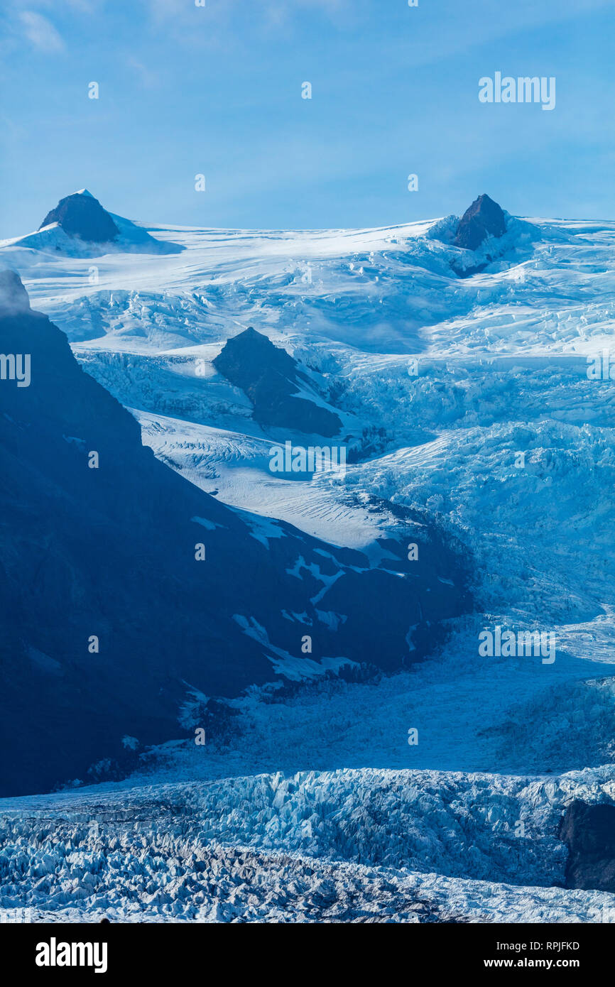 Ripida crepacci nella caduta di ghiaccio del ghiacciaio Kviarjokull. Vatnajokull calotta di ghiaccio, Sudhurland, sud est dell'Islanda. Foto Stock