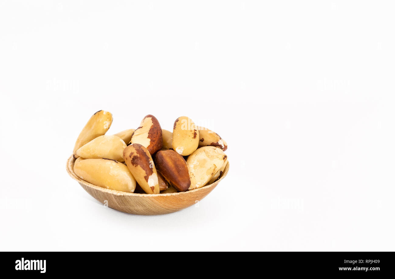 Tazza di noci del Brasile (Bertholletia excelsa) su uno sfondo bianco Foto Stock