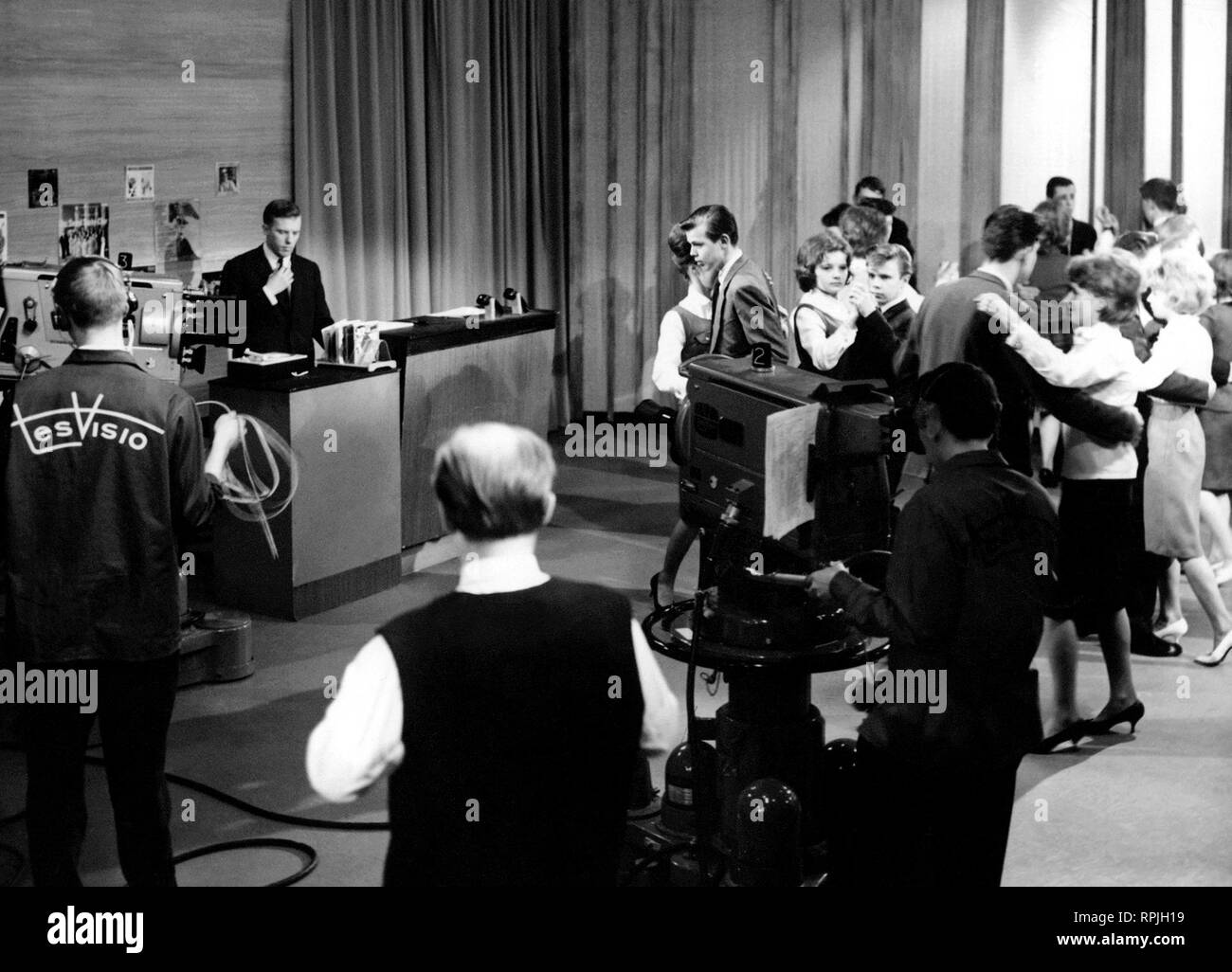 Tesvisio, 1957-1965, il primo canale televisivo in Finlandia. Spettacolo musicale per il pubblico giovanile in corso. Antti Einiö juontamassa Tesvision Ratakadun studiolla 'Nuorten tanssihetki' ohjelmaa. Foto Stock