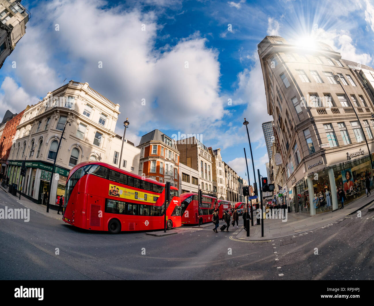 London, Regno Unito - 11 Febbraio 2019: architettura britannica su Oxford street nel centro principale area di Londra, con i tradizionali autobus rossi il trasporto di turi Foto Stock