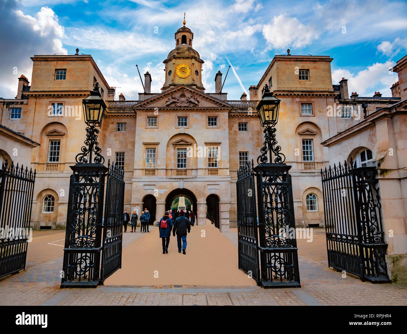 Cancello principale architettura della storica divisione houshold carità davanti all Buckingam Palace di Londra Foto Stock