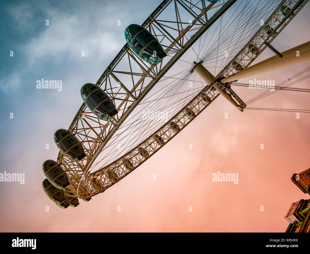 Vista unica del famoso whell di Londra, l'occhio contro lo sfondo del cielo Foto Stock
