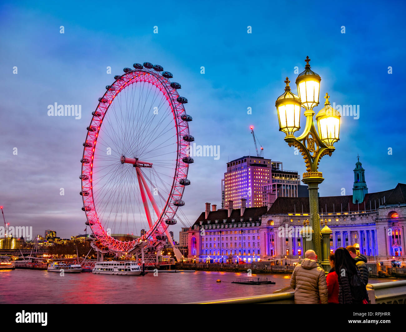 Scena romantica della famosa Ruota di Londra, il Big Eye in serata luci, Regno Unito Foto Stock