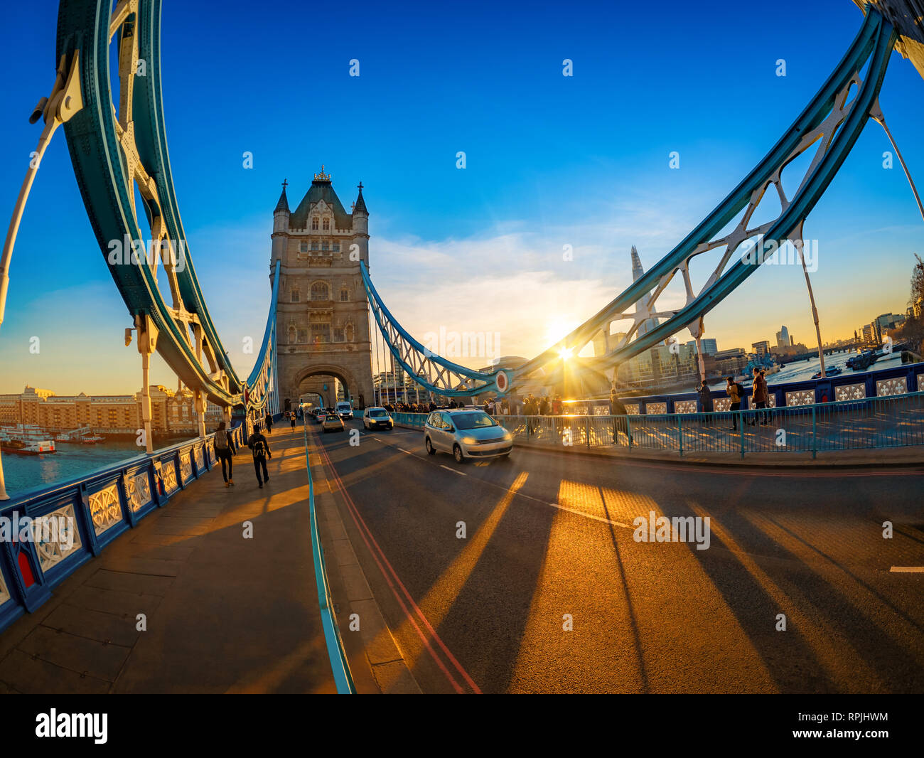 Ampia vista del bel tramonto sopra il Tower Bridge di Londra, Inghilterra, Regno Unito Foto Stock