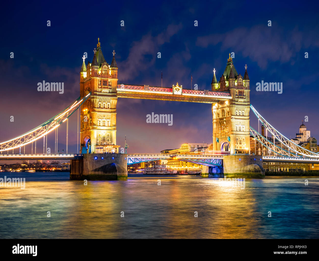 Bella scena serale con il famoso Tower Bridge di Londra illuminato e riflesso nel fiume Tamigi in Inghilterra, Regno Unito Foto Stock