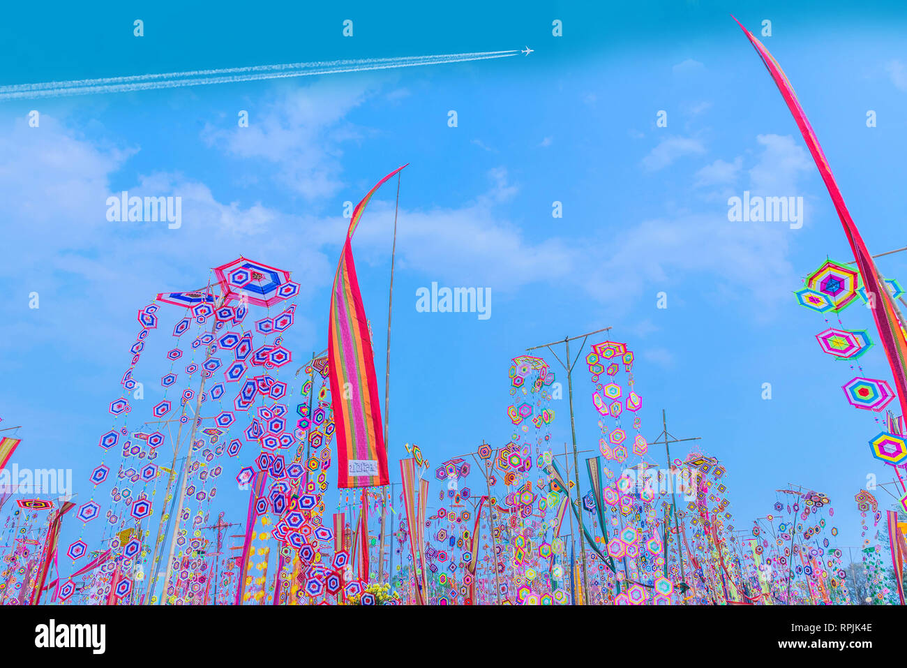 Il vento che soffia bandiere colorate con il cielo azzurro sfondo.La tradizione di merito in Thailandia, proprietà pubblica. Foto Stock