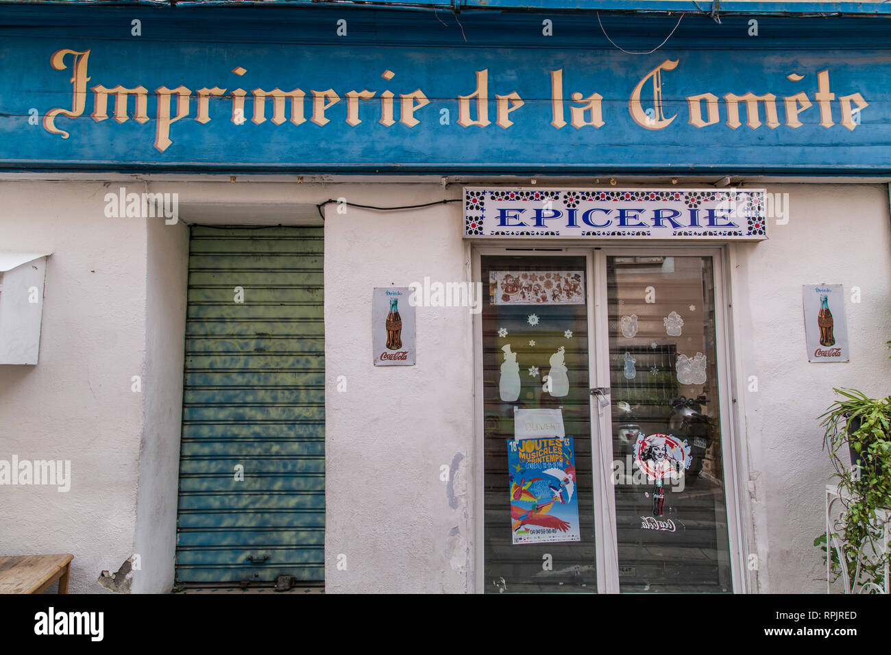 La vetrina di Imprimerie de la Comete, un negozio di generi alimentari a Marsiglia, Francia, chiuso per una pausa di mezzogiorno. Foto Stock