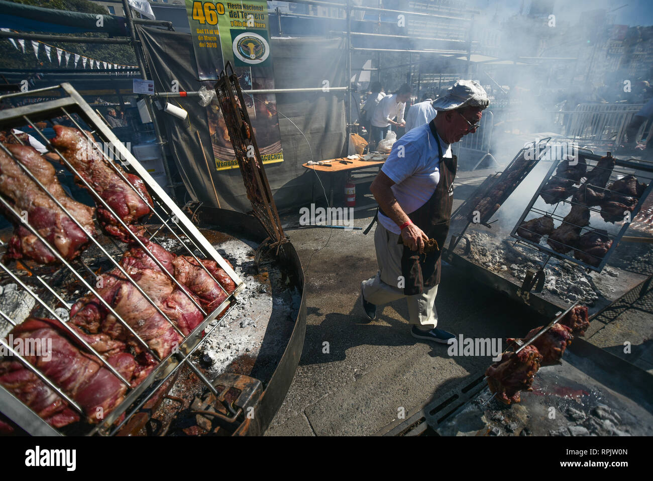 Buenos Aires, Argentina - 20 Ago, 2017: la cottura di una tradizionale Sud Americana asado (griglia) durante la Federal Asado campionato. Foto Stock