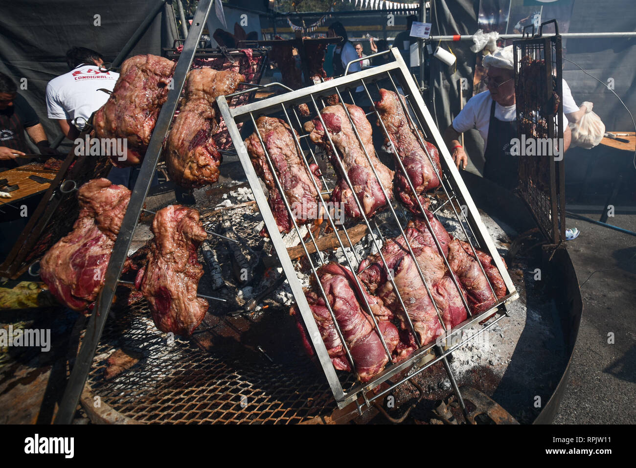 Buenos Aires, Argentina - 20 Ago, 2017: la cottura di una tradizionale Sud Americana asado (griglia) durante la Federal Asado campionato. Foto Stock
