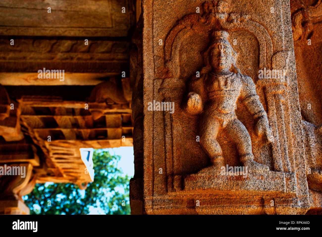 La scultura di Krishna avatar al tempio Vittala, Hampi, Karnataka, India Foto Stock