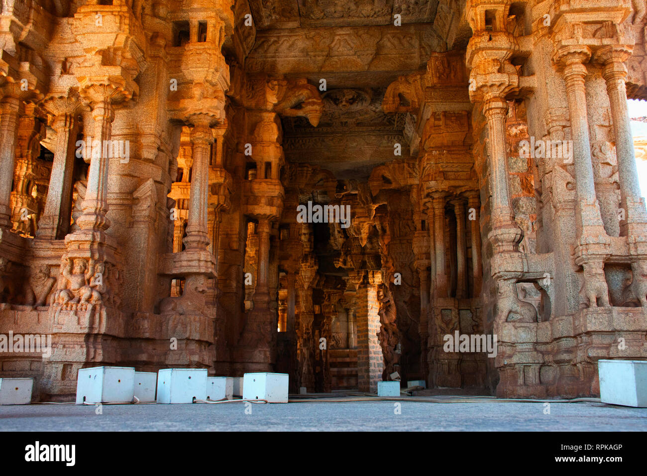 Pilastri musicali presso il Tempio Vittala, Hampi, Karnataka, India Foto Stock