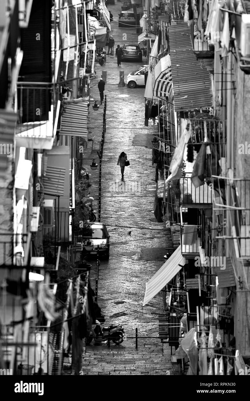 Napoli - una donna a piedi in strada nel quartiere spagnolo. Foto Stock