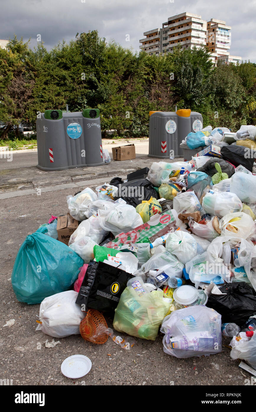 Garbage in corrispondenza di uno dei blocchi di appartamenti noto come le vele di Scampia a nord di Napoli. La zona ha una cattiva reputazione collegato alla camorra. Foto Stock