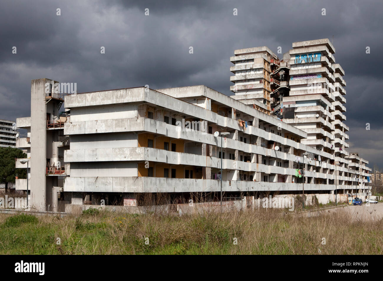 Uno dei blocchi di appartamenti noto come le vele di Scampia a nord di Napoli. La zona ha una cattiva reputazione collegato alla camorra. Foto Stock