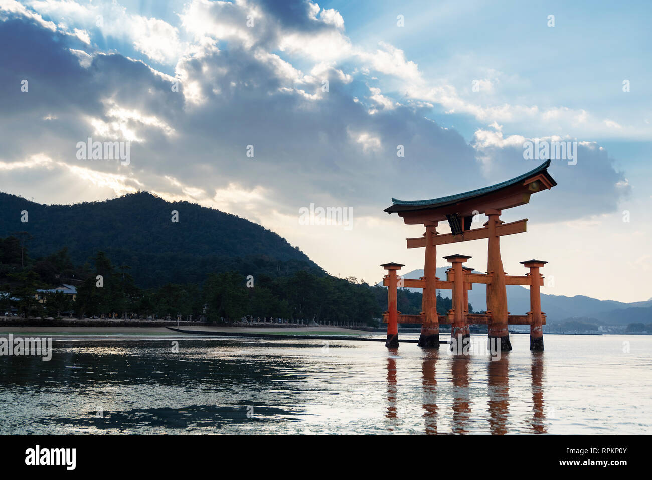 Il famoso torii giant torii gate a Itsukushima nell area di Miyajima di Hiroshima, Giappone Foto Stock