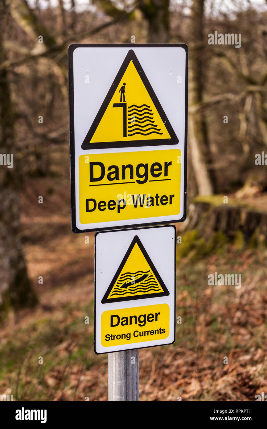 La segnalazione di pericolo segni ri in acque profonde e forti correnti a bassa forza,Teesdale,l'Inghilterra,UK Foto Stock