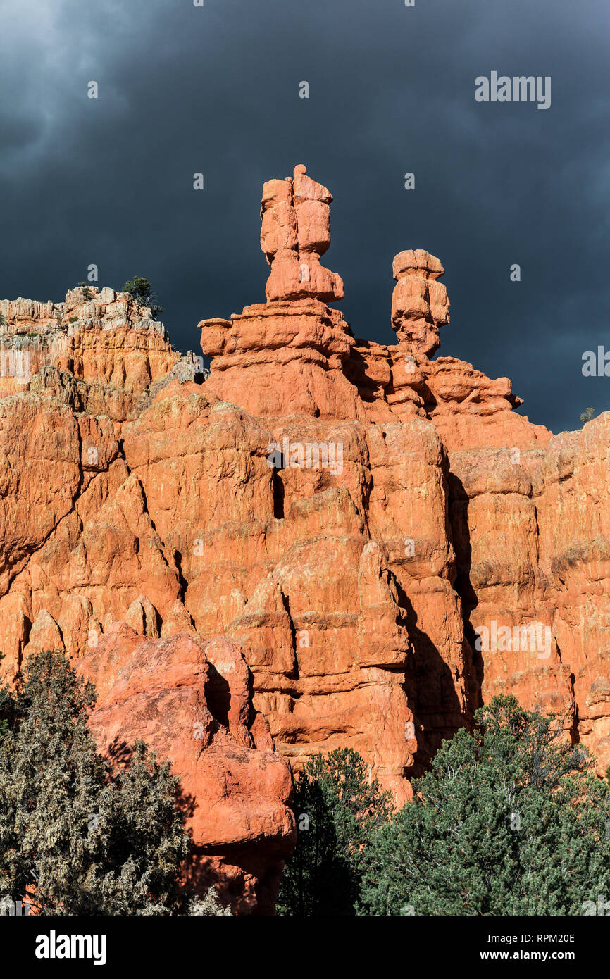 Drammatico paesaggio di colorate formazioni arenarie vicino al Red Canyon prima di un tramonto, Hoodoo Rocks in Utah, Stati Uniti d'America Foto Stock