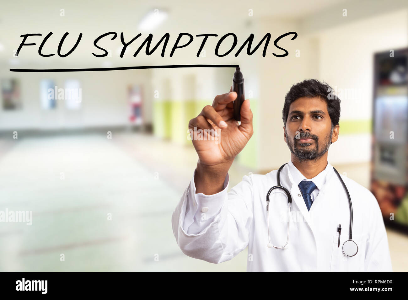 I sintomi di influenza il titolo in nero marker che è sottolineata dal maschio indiano medico oppure medic con espressione seria su invisibile lo schermo di vetro Foto Stock