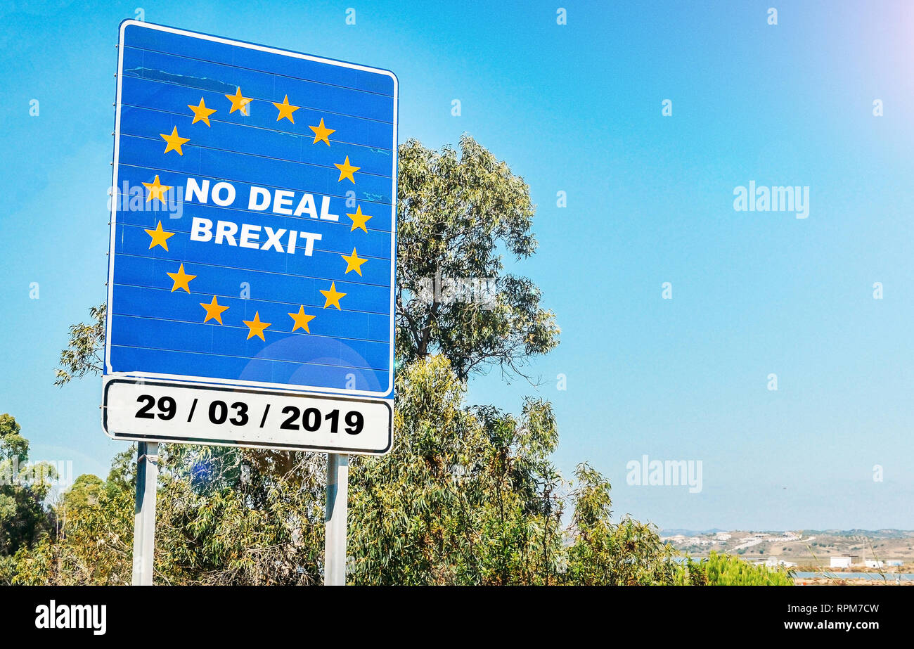 No Deal Brexit firmare con la bandiera dell'UE presso gli Stati confine di stato. Il Regno Unito è impostata in modo da lasciare l'UE il 29 marzo 2019 potenzialmente senza una trattativa innescando cos'è kno Foto Stock