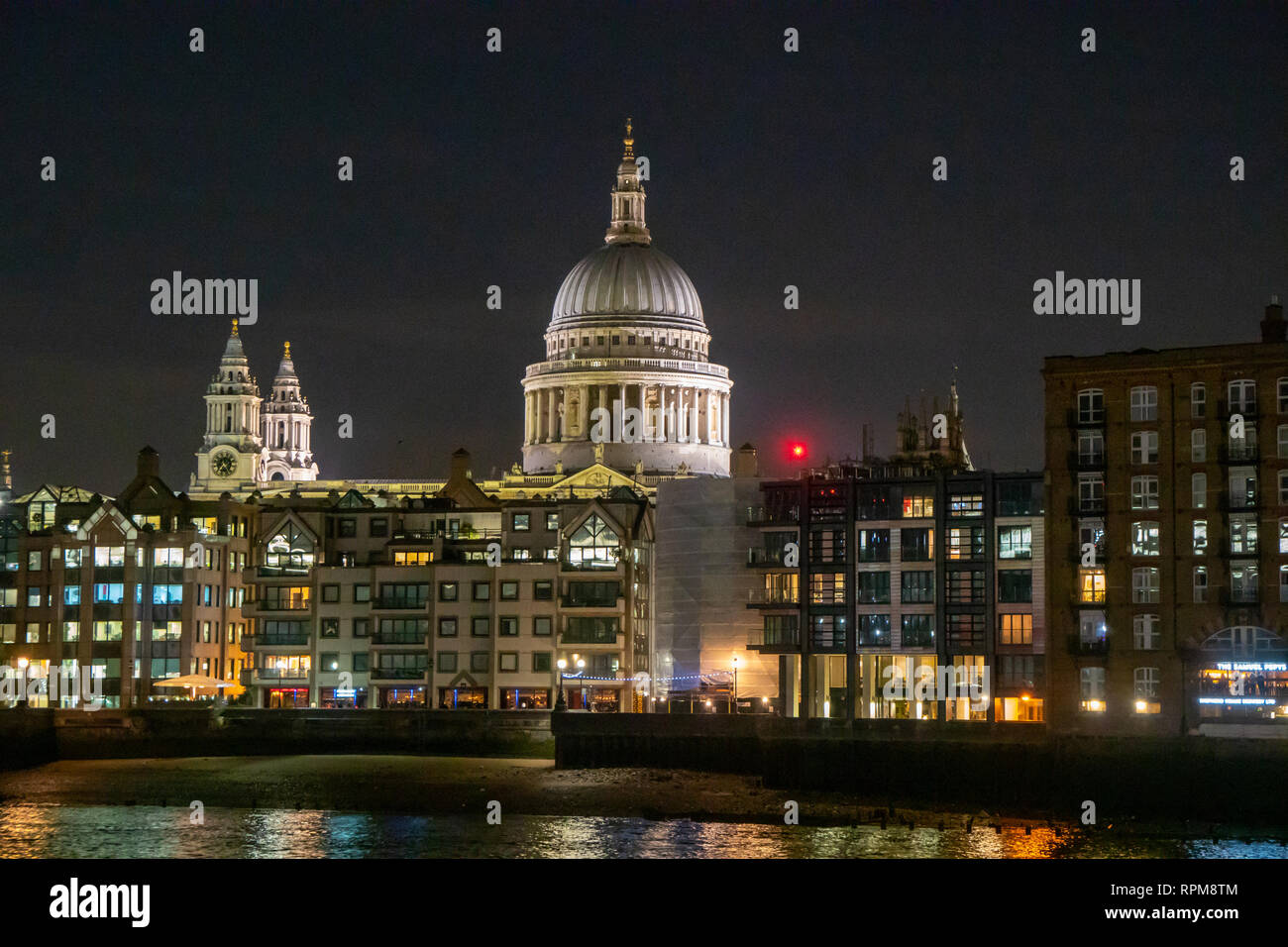 La Cattedrale di Saint Paul, Londra di notte. Foto Stock