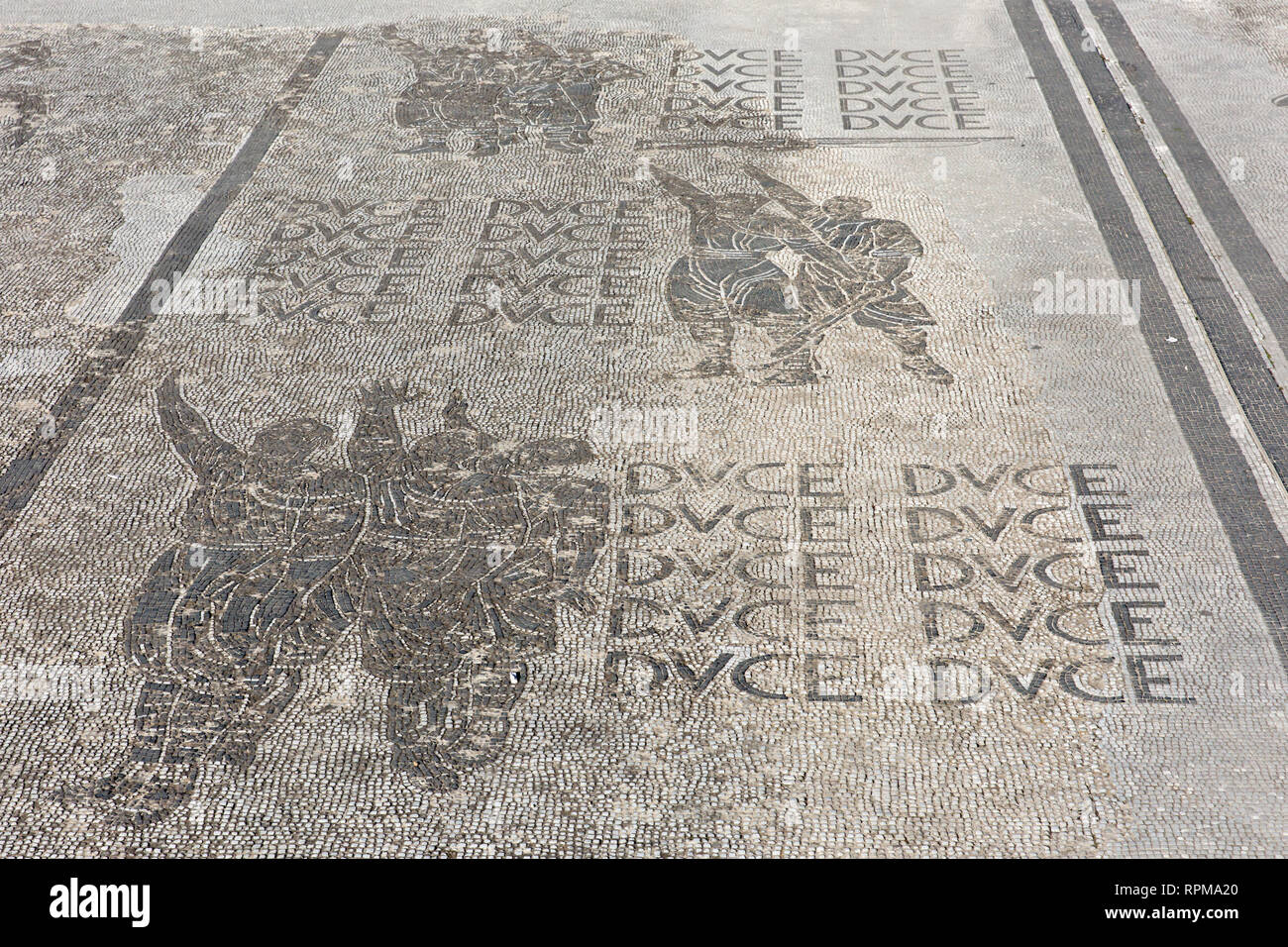 Roma - pavimento a mosaico a leggere 'duce' all'ingresso del Foro Italico. Il complesso sportivo è stato precedentemente noto come il foro Mussolini. Foto Stock