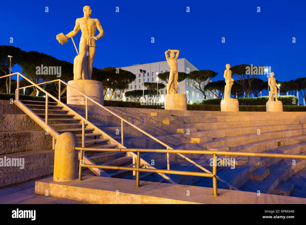 Roma - stadio dei Marmi al Foro Italico di notte. Il complesso sportivo  precedentemente noto come il foro Mussolini fu costruita in epoca fascista  Foto stock - Alamy