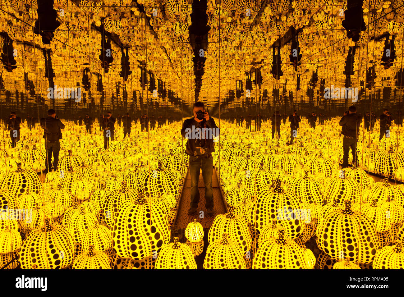 Roma - Sala con mirroring intitolato tutti l eterno amore che ho per le zucche dall'artista giapponese Yayoi Kusama all'amore esposizione. Foto Stock