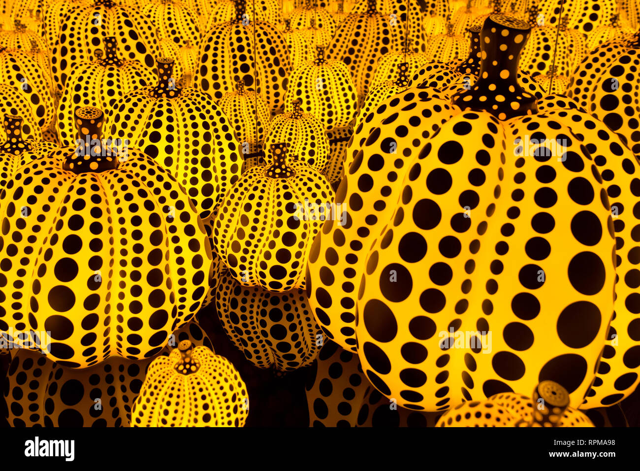 Roma - Sala con mirroring intitolato tutti l eterno amore che ho per le zucche dall'artista giapponese Yayoi Kusama all'amore esposizione. Foto Stock