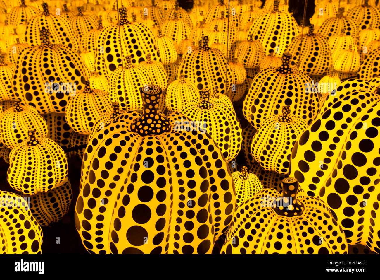 Roma - Sala con mirroring intitolato tutti l eterno amore che ho per le zucche dall'artista giapponese Yayoi Kusama all'amore esposizione. Foto Stock