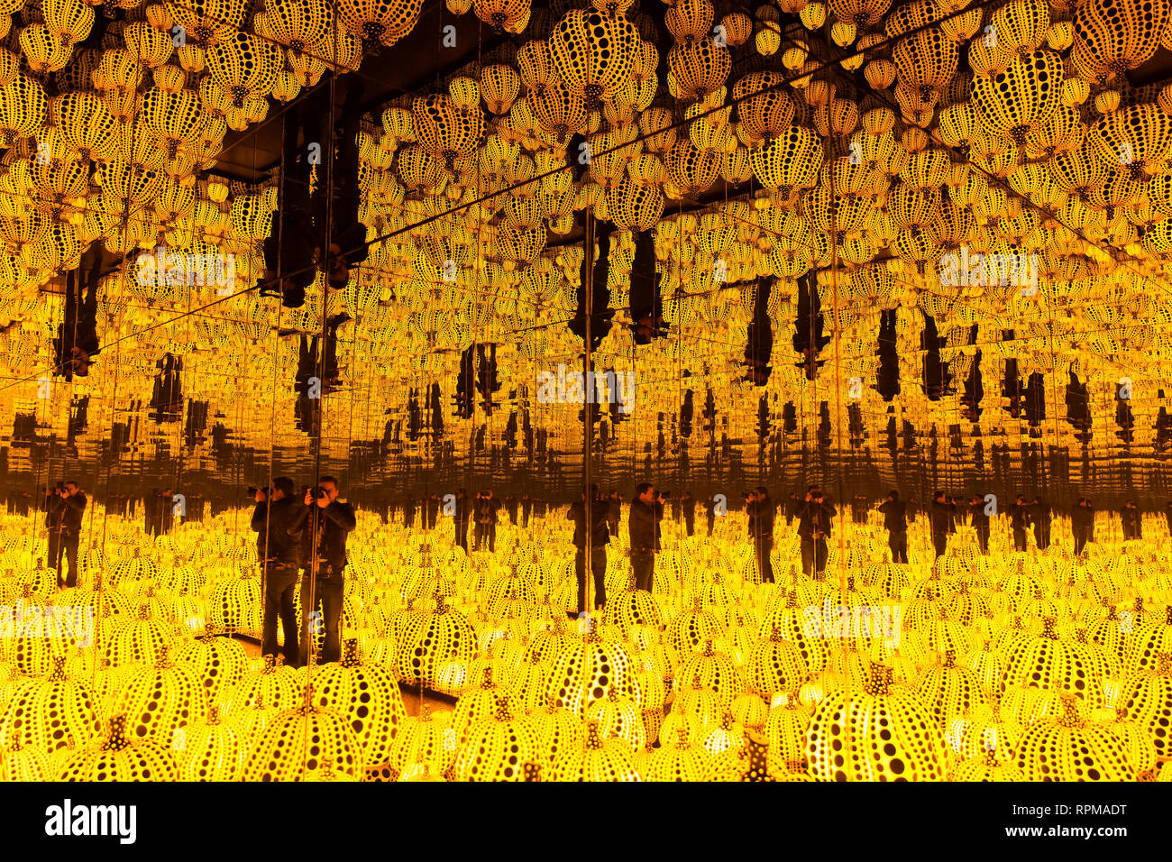 Roma - Sala con mirroring intitolato tutti l eterno amore che ho per le zucche dall'artista giapponese Yayoi Kusama all'amore esposizione. Foto Stock