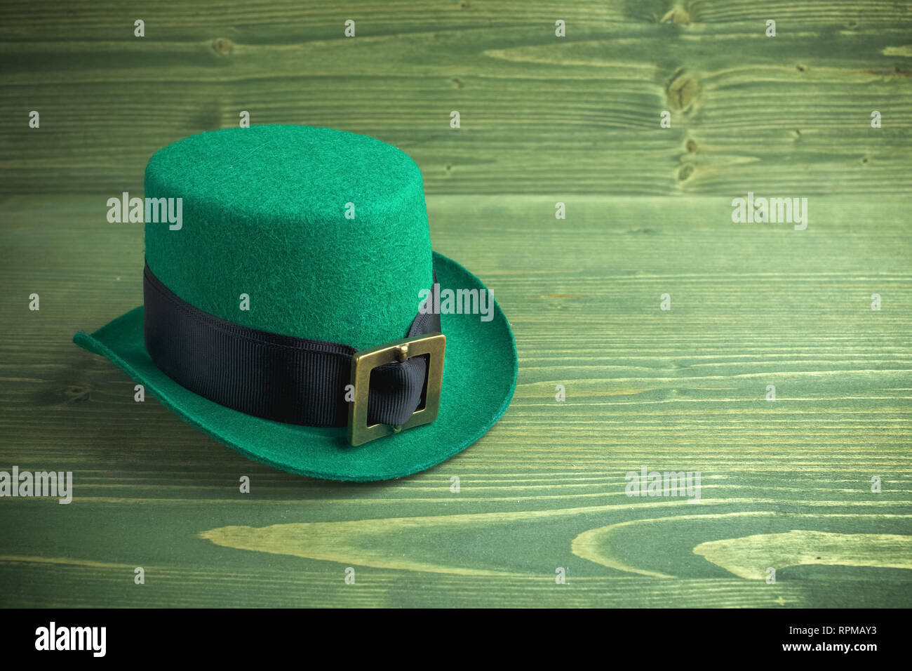 Lucky Green hat per st. patricks giorno sul verde Sfondo legno Foto Stock