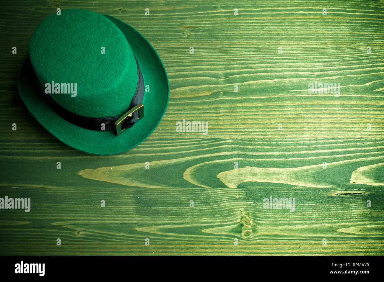 Lucky Green hat per st. patricks giorno sul verde Sfondo legno Foto Stock