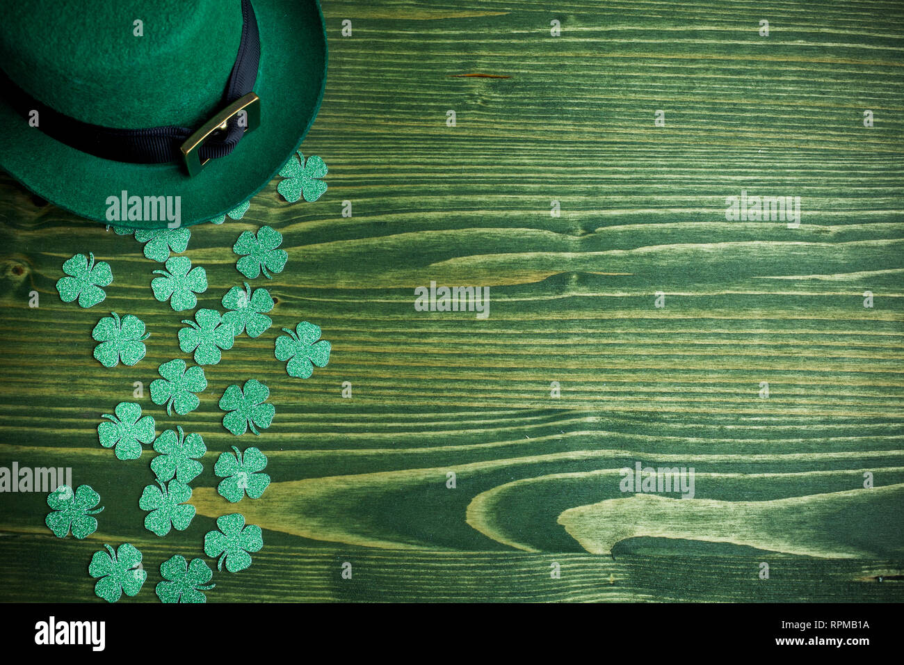 Lucky Green hat per st. patricks giorno sul verde Sfondo legno Foto Stock