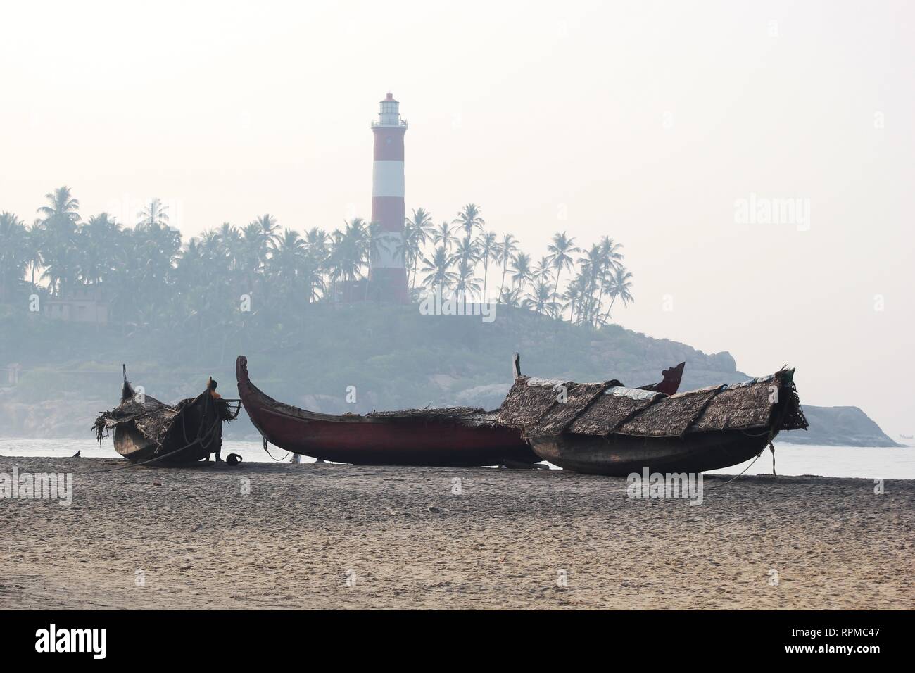 Il Kerala India barche sulla riva del mare della spiaggia del Faro Foto Stock