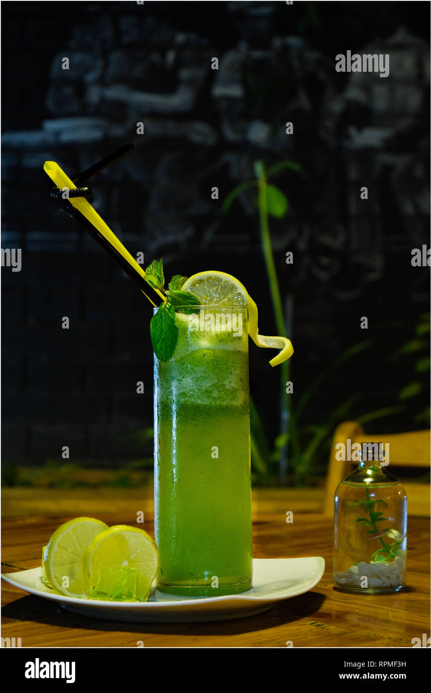 Un bicchiere di succo di frutta fresco vi danno più energia. Foto Stock