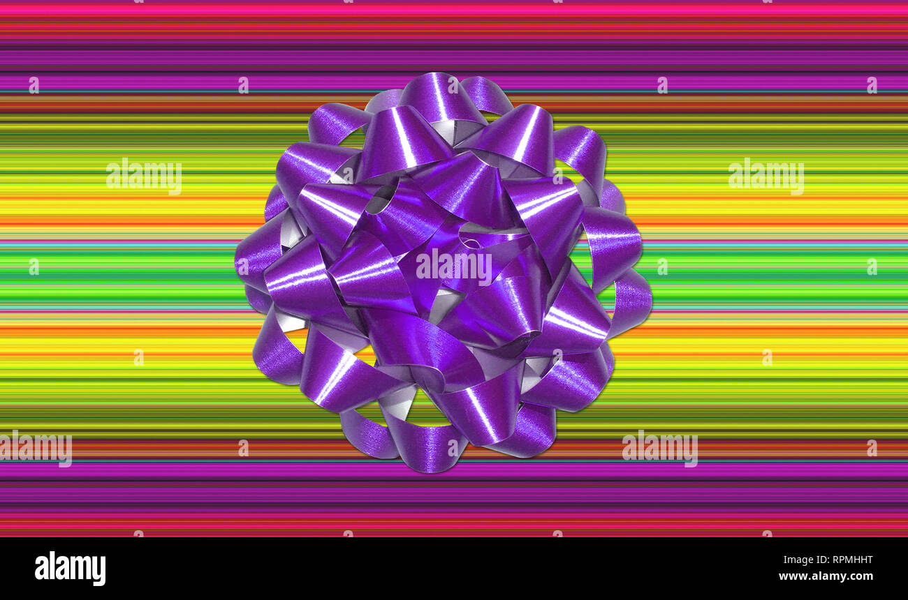 Luminosa colorata confezione regalo con un luminoso prua viola Foto Stock