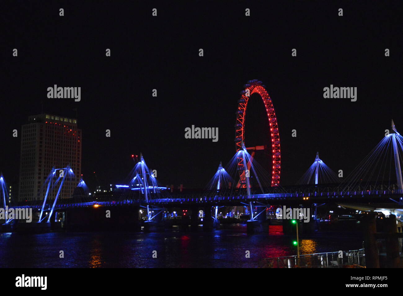 Una vista del London Eye di notte visto da Victoria Embankment Foto Stock