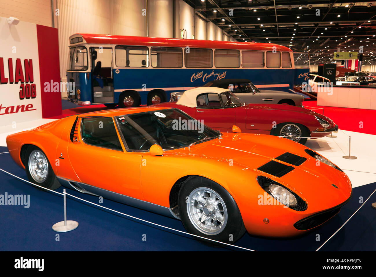 La Lamborghini Miura e due Jaguar e-Type in cui è stata presentata L'iconico film britannico "The Italian Job" in mostra al 2019 London Classic Car Show Foto Stock