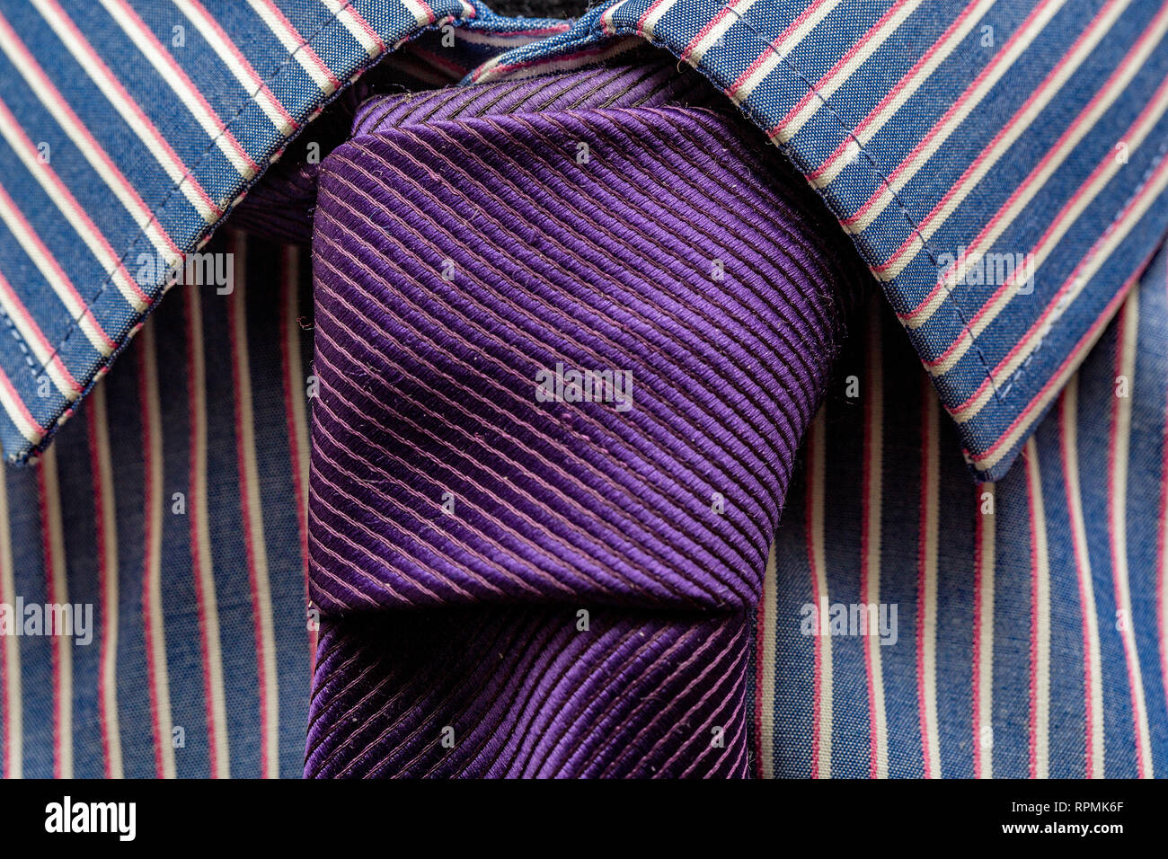 Close up stripey business shirt e formale cravatta viola Foto Stock