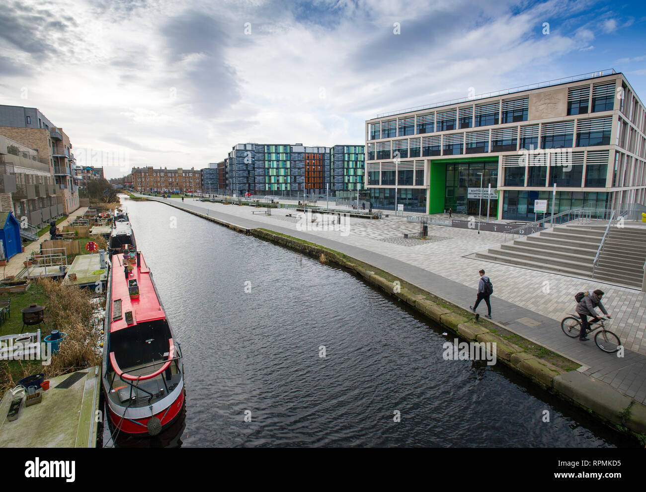 Il nuovo Boroughmuir High School che si affaccia sul canale di unione di Edimburgo. Foto Stock