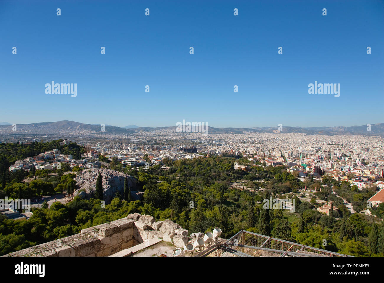 La Grecia, Attica Atene, in vista di tutta la città di le colline oltre dall'Acropoli. Foto Stock