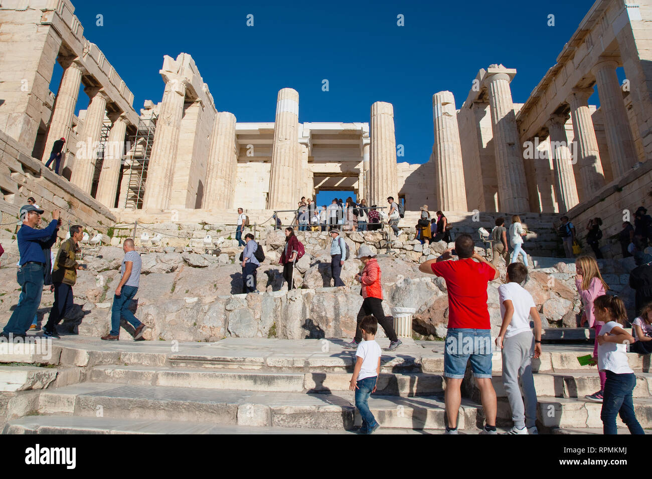 La Grecia, Attica, Atene acropoli con la folla di turisti. Foto Stock