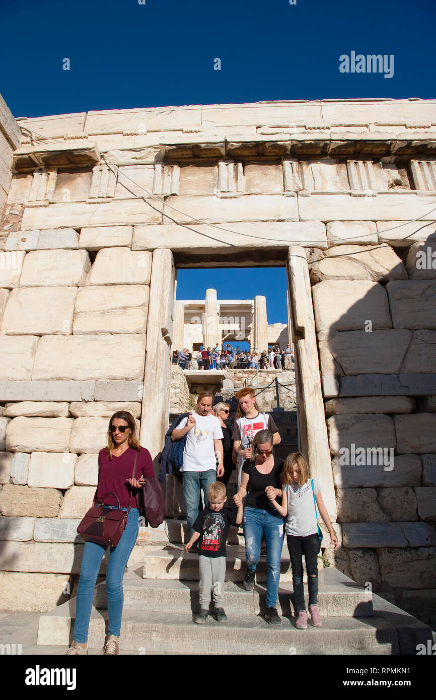 La Grecia, Attica, Atene acropoli con la folla di turisti. Foto Stock