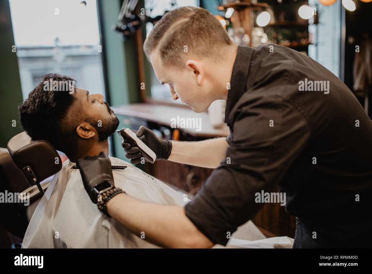 Client durante la barba e baffi toelettatura Barber shop Foto Stock