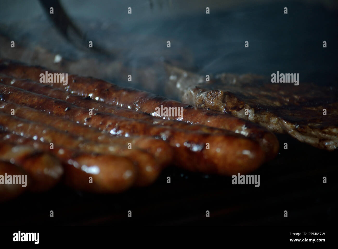 Salsicce alla griglia. Close up di salsicce alla griglia. Foto Stock