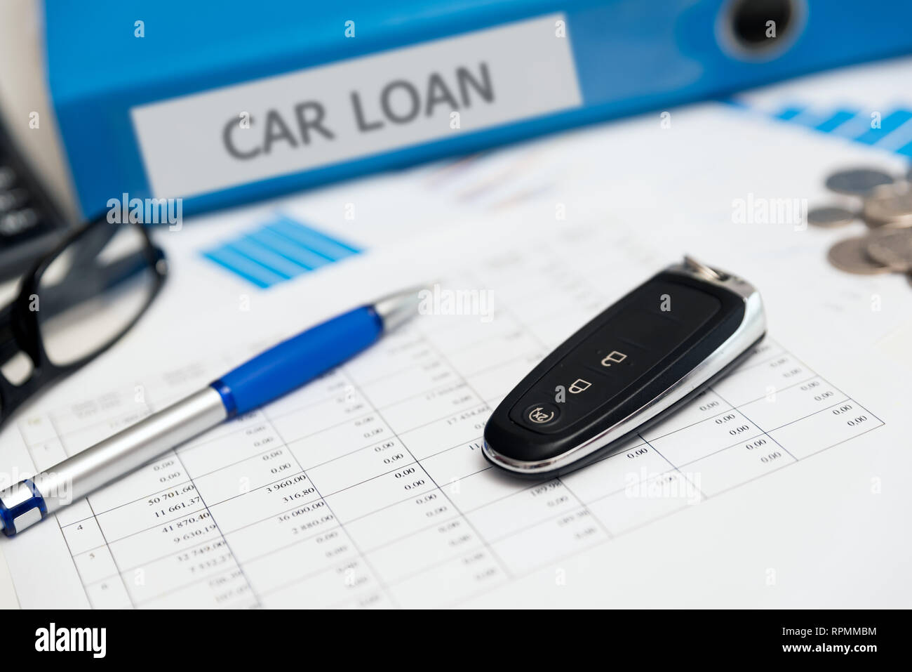 Le chiavi dell'auto, telecomando, legante con prestito auto etichetta. Auto a noleggio o prestito auto concept Foto Stock