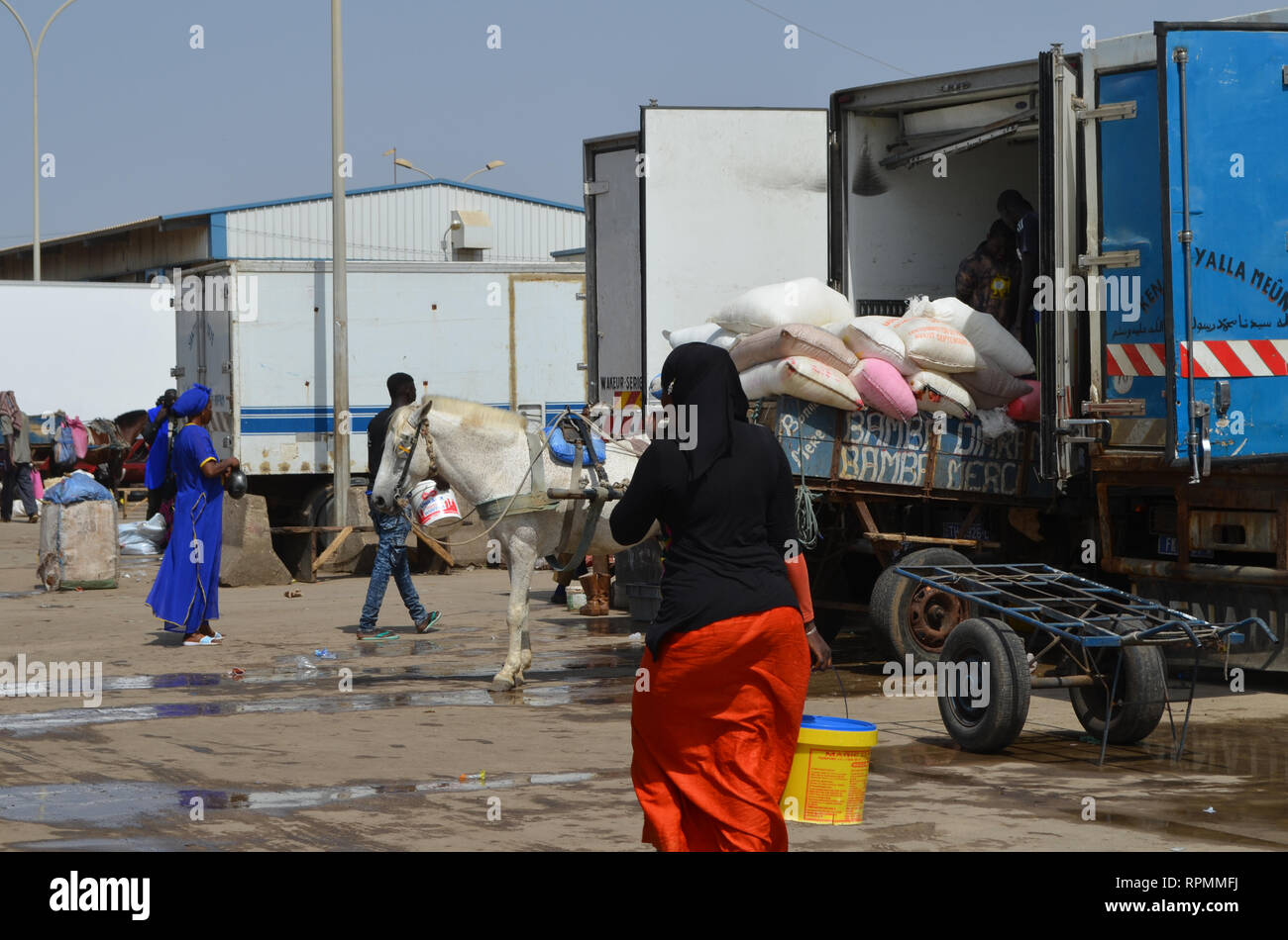 Carrelli al parcheggio di Mbour mercato del pesce Foto Stock