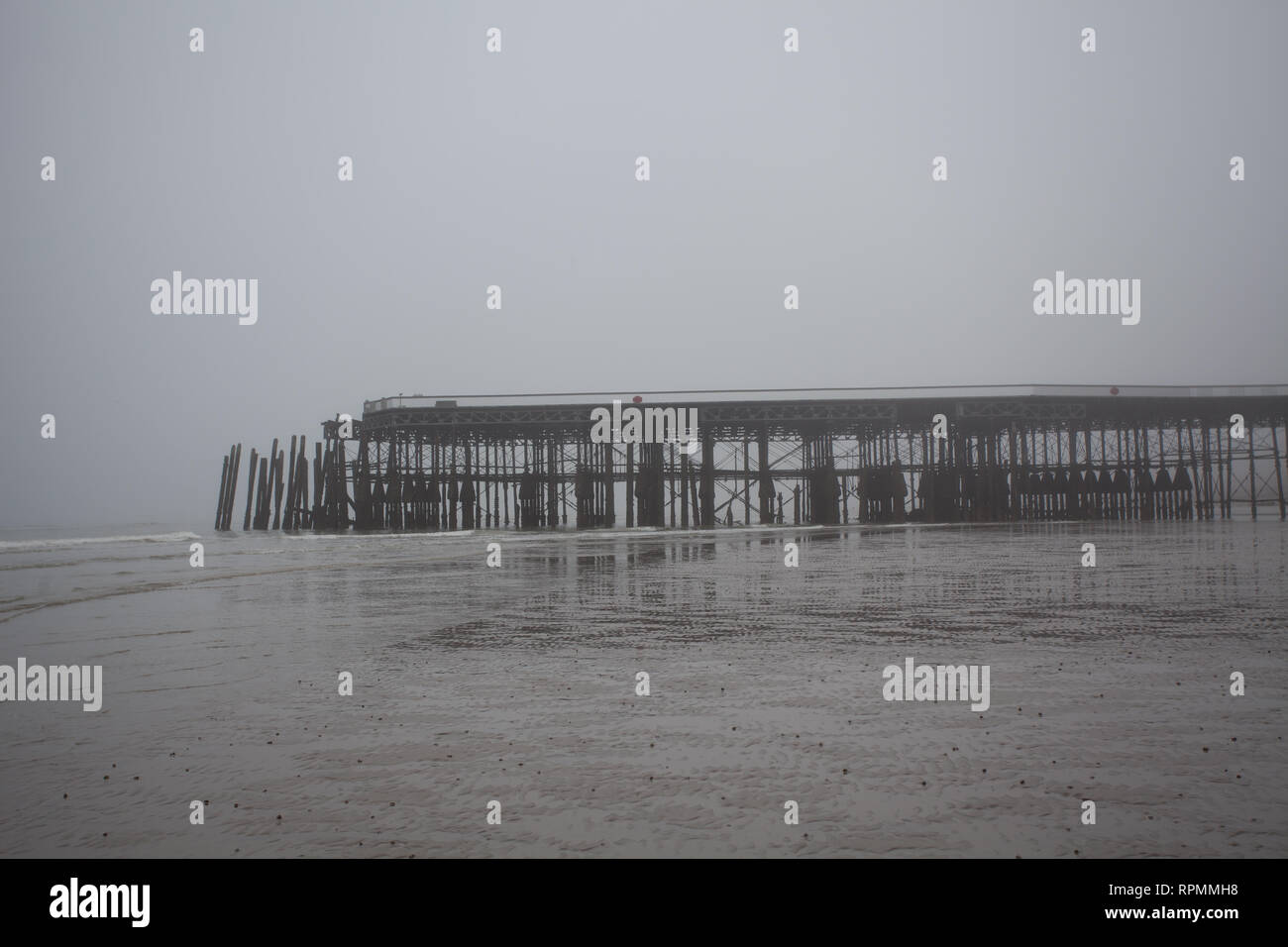 La fine di Hastings Pier durante un molto nebbioso giorno nel mese di febbraio , East Sussex, Regno Unito Foto Stock