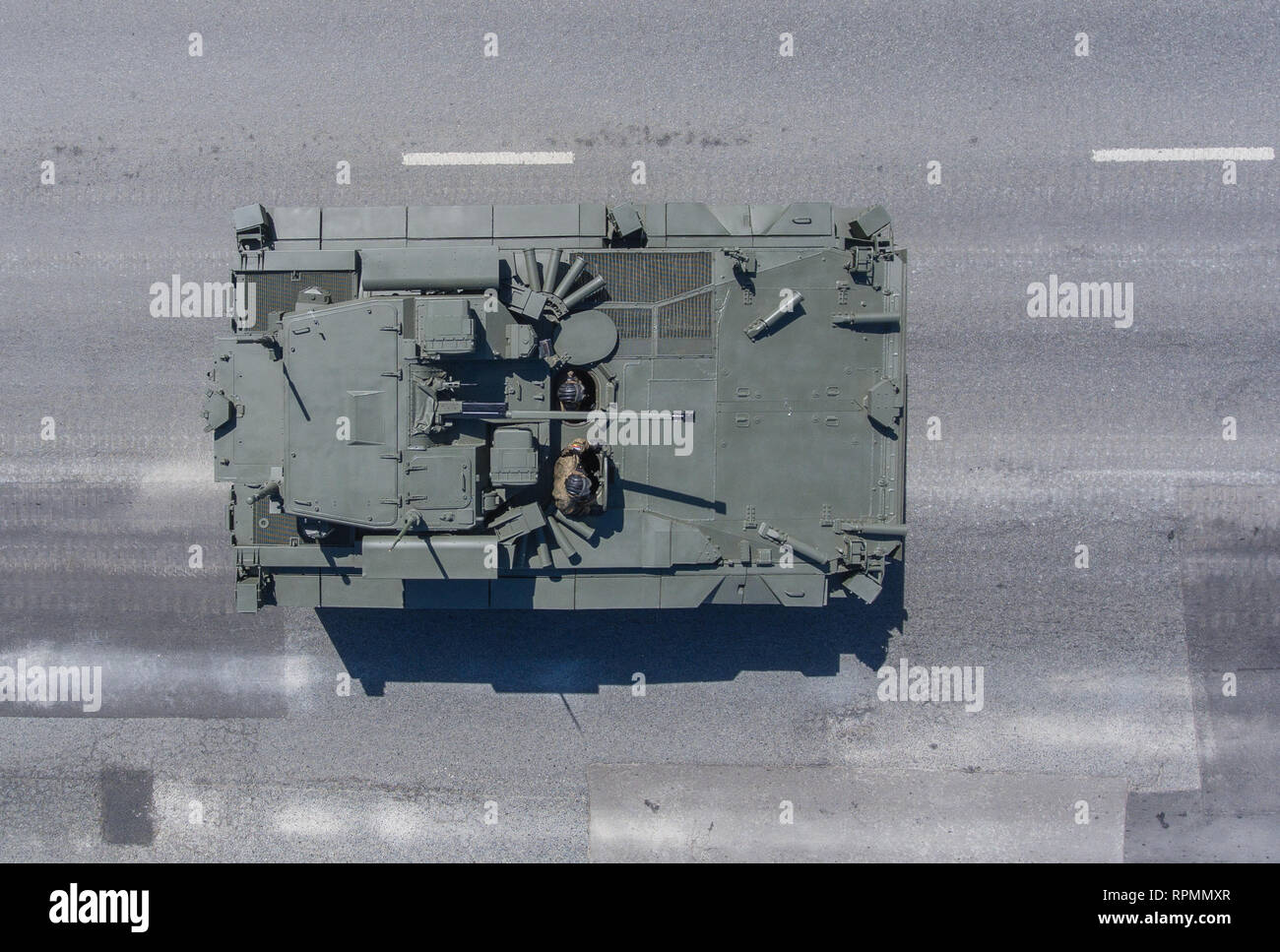 Mosca, 9 maggio 2018. La parata mock-up di BMP B-11 "Kurganets-25' ritorna dalla Piazza Rossa dopo la vittoria parata del giorno, vista dall'alto. Foto Stock